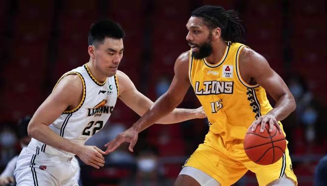 萨里：建议把VAR设备放的离替补席远一点，裁判需要冷静判断（萨里呼吁将VAR设备与替补席保持更大距离，裁判需冷静作出判罚）