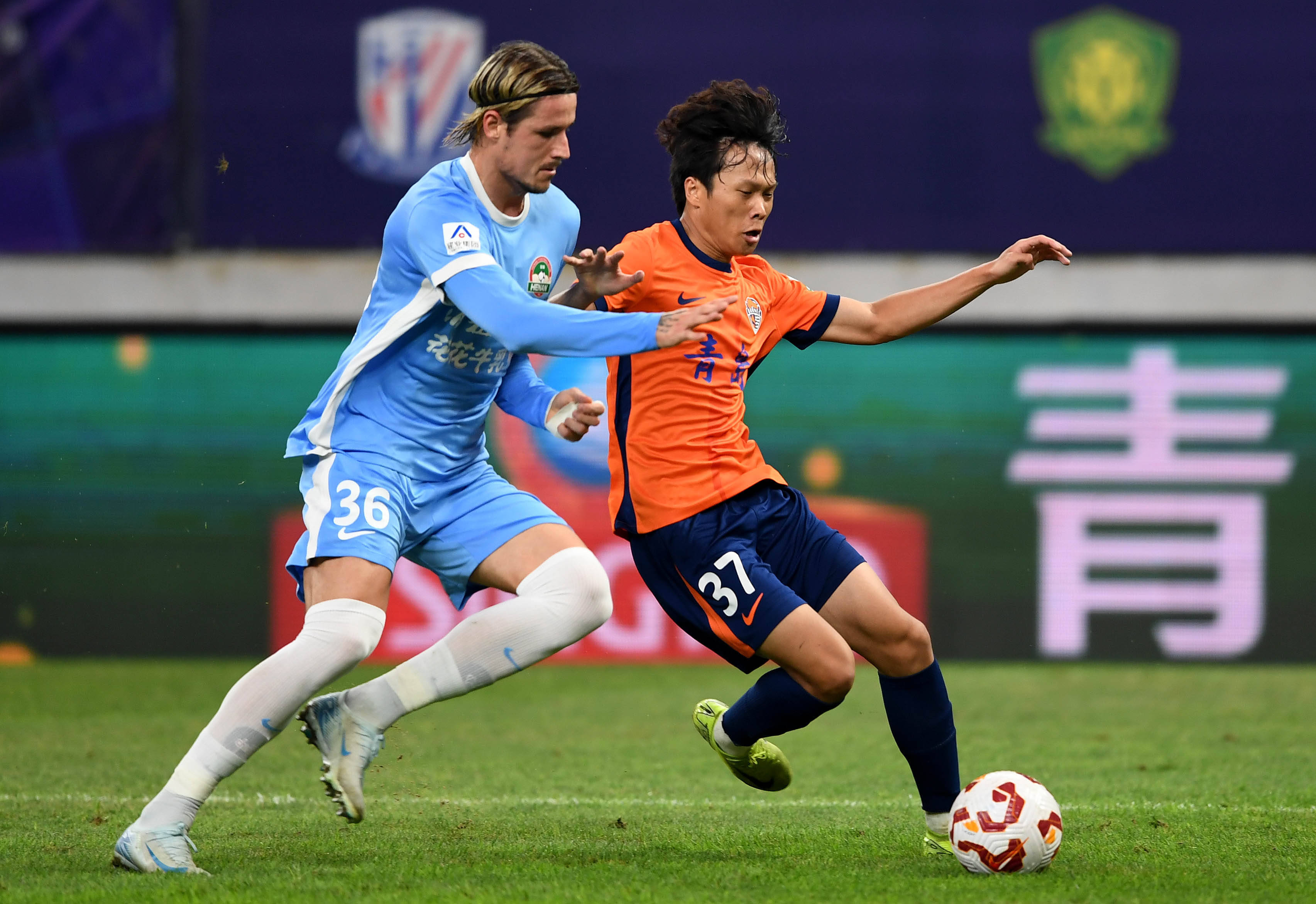 哥你在干嘛？兰德尔三分不中 戈贝尔左手大力补扣砸飞了（迷惑一幕：兰德尔三分未中，戈贝尔左手补扣打铁）