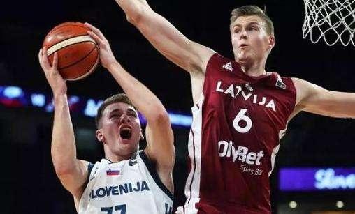 意甲战报：博纳佐利点射萨纳布里亚建功，克雷莫纳2-0莱切（意甲赛况：博纳佐利点球命中、萨纳布里亚破门，克雷莫纳2-0力克莱切）