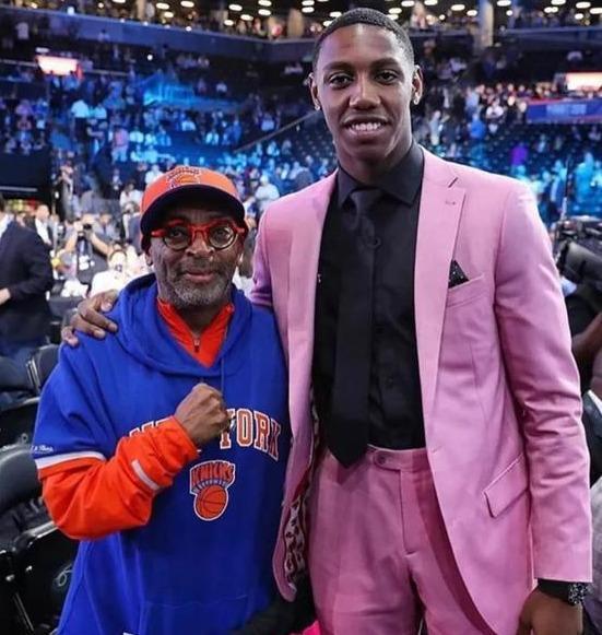 西媒：皇马瞄准葡体22岁中卫新星，合同年前或被迫放人（西媒：皇马看中葡萄牙体育22岁中卫新星，合同临近或将被迫出售）