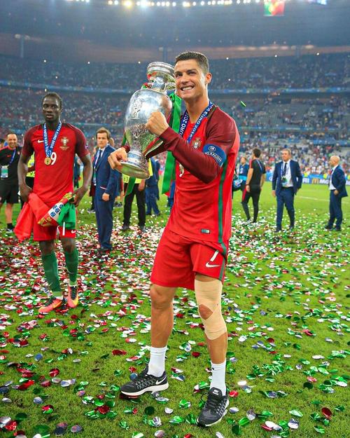 埃贝尔打趣：我看球时很安静而穆勒话很多，我不得不适应他（埃贝尔笑称：观赛我很安静，穆勒话多，我只能适应他）