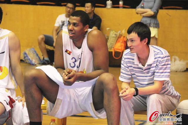 ESPN发布卡通版圣诞大战海报：文班摘星星引人注目（ESPN公布圣诞大战卡通海报：文班“摘星”画面抢眼）