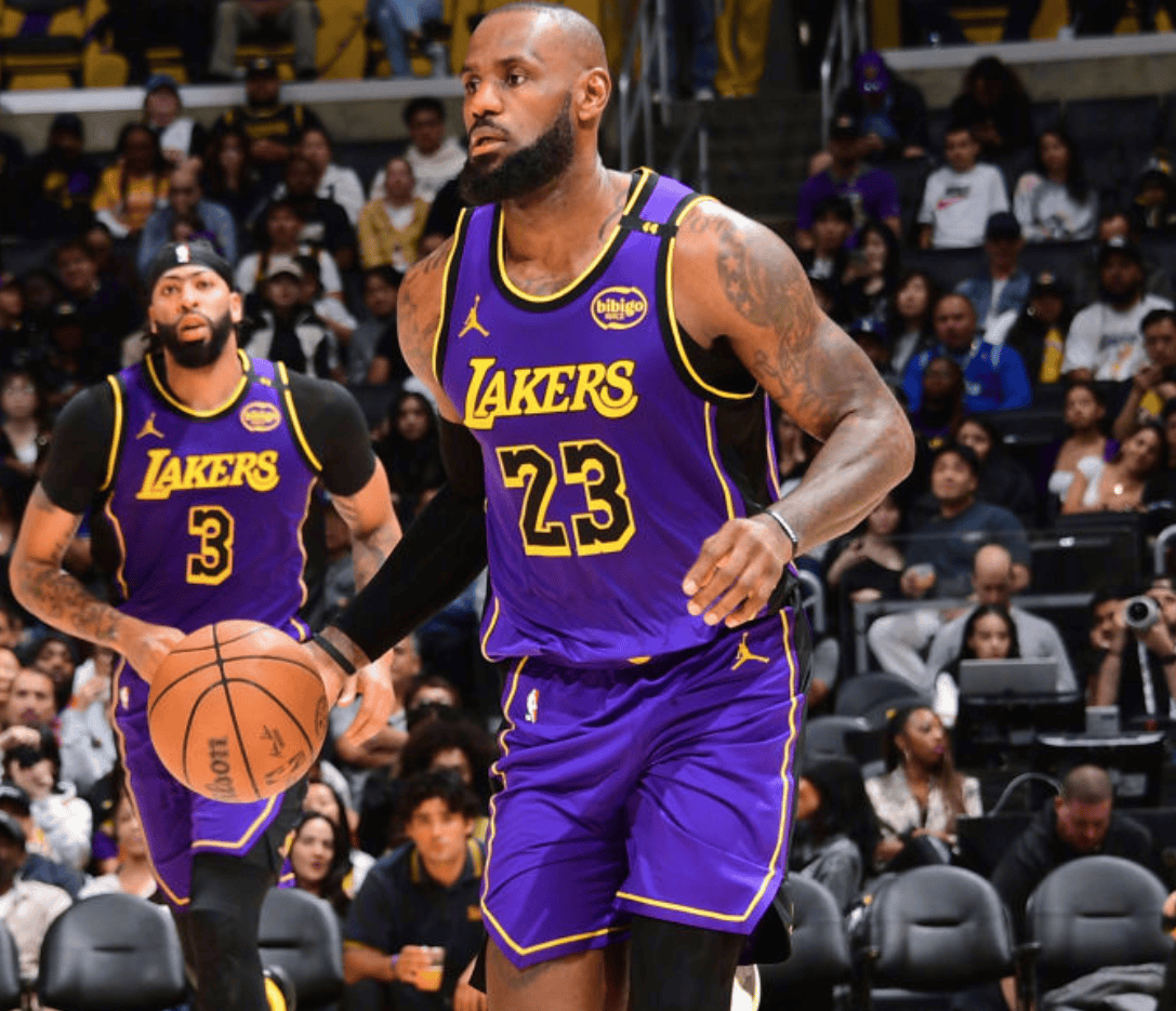 欧文快攻压哨上篮，全场沸腾（欧文末秒快攻上篮引爆全场）