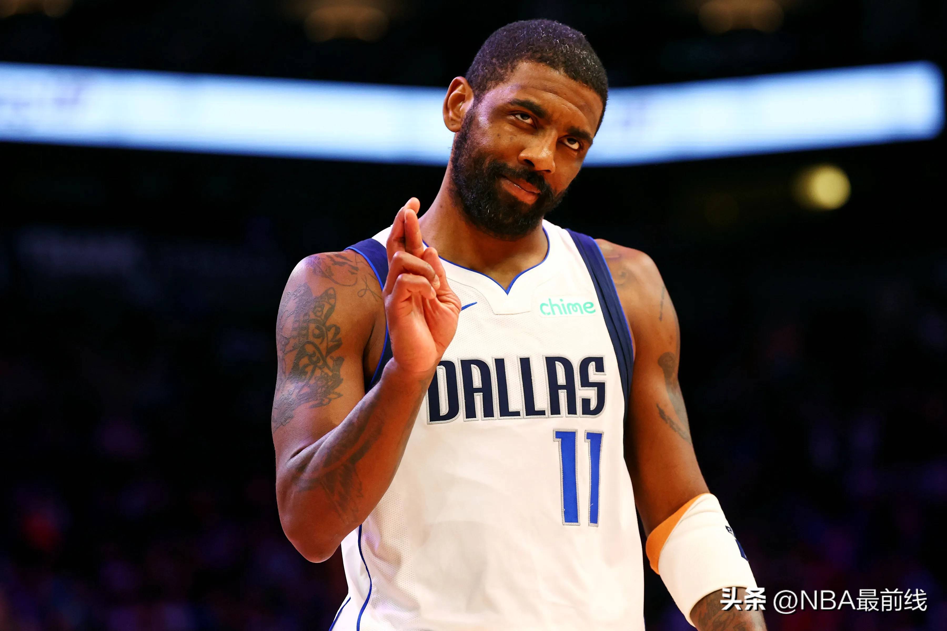 双喜临门！亨德森迎小蜜蜂处子球+英格兰赛场第600场里程碑（喜上加喜！亨德森收获小蜜蜂首球，达成英格兰赛场600场里程碑）