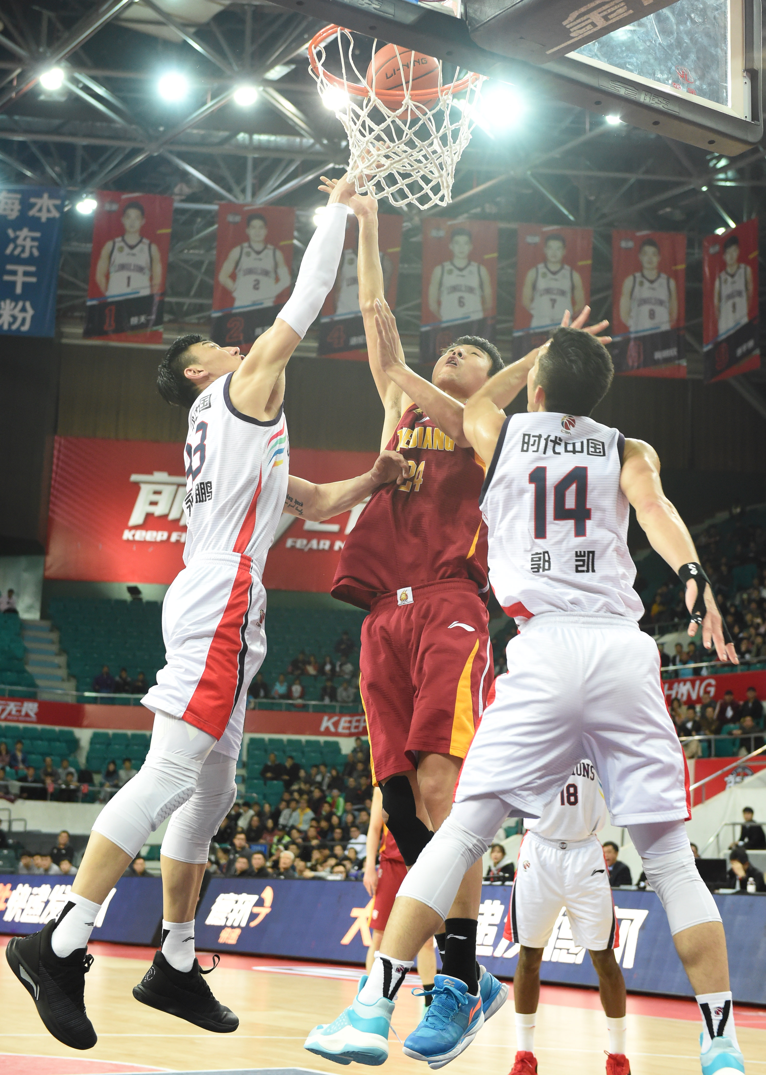 杨瀚森，一个普通的篮球运动员，却在一场比赛中展现出惊人的毅力与勇气。（杨瀚森：平凡球员在一战中展现非凡毅力与勇气）