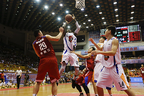 阿隆索：皇马右后卫的选择范围很广；进攻需要全队共同努力（阿隆索：皇马右后卫人选充足，进攻须全队发力）