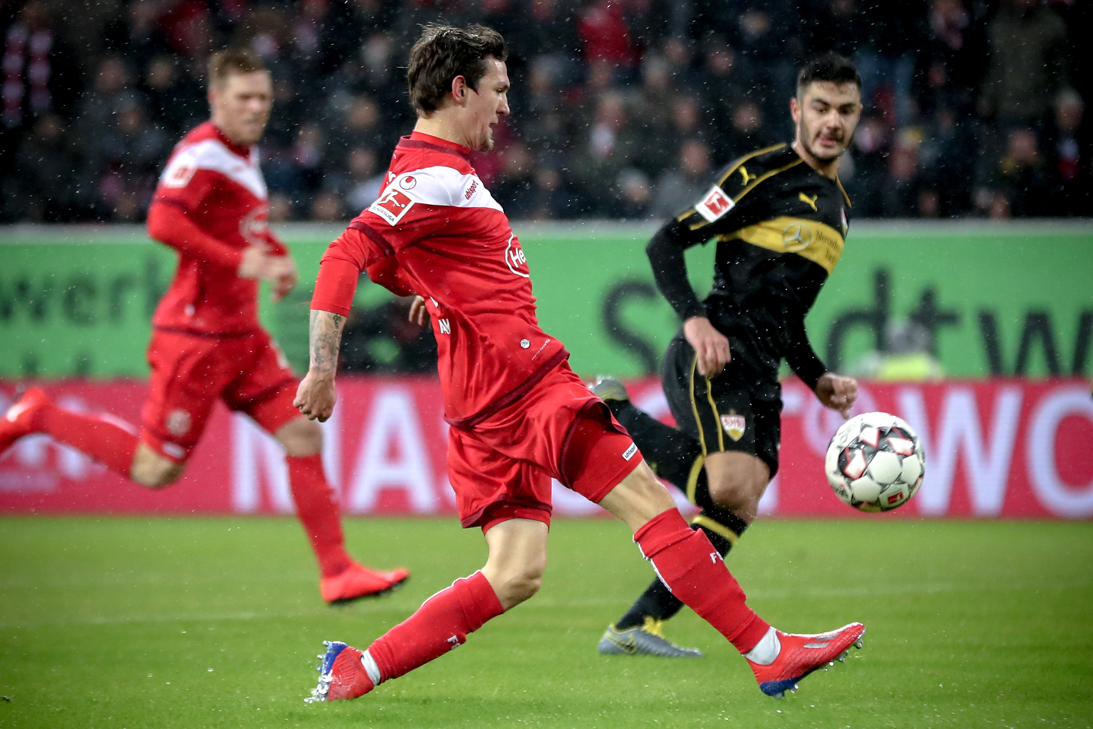 五大联赛各一队跻身欧冠积分榜前五（五大联赛各有一队位列欧冠积分榜前五）