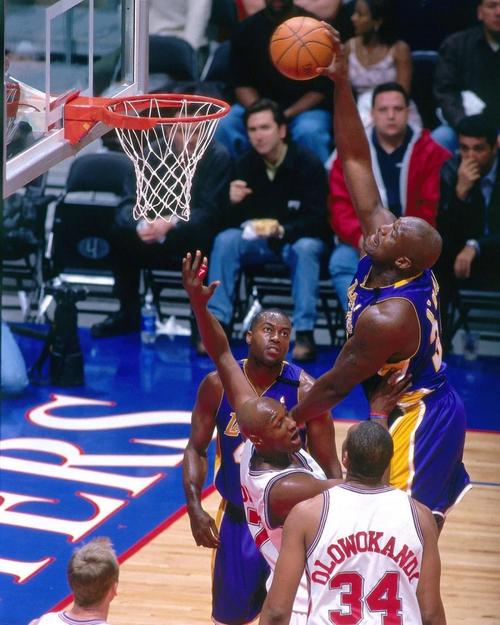 篮球湖人球员关键防守贡献显著（湖人球员关键时刻防守表现抢眼）