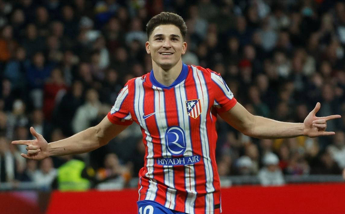 国安球员列队欢迎两位久违强援入队，中超金靴意外领衔，值得期待（国安全队列队迎两大强援回归，中超金靴压阵，前景可期）