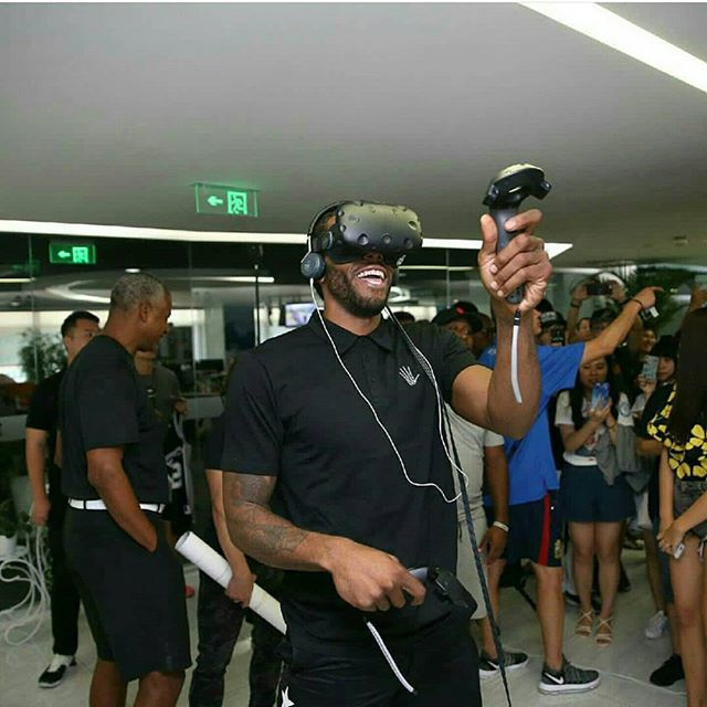 足球曝巴黎双星关系紧张，更衣室氛围引担忧（传巴黎双核不睦，更衣室气氛堪忧）