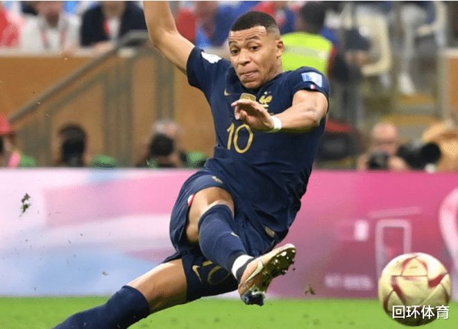 阿隆索驾车离开伯纳乌获皇马球迷力挺：耐心点，我们信任你！（伯纳乌外，皇马球迷为阿隆索打气：耐心点，我们相信你！）